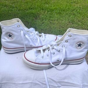 Like New Converse Classic. In White. Only worn once. Girls size 6.
